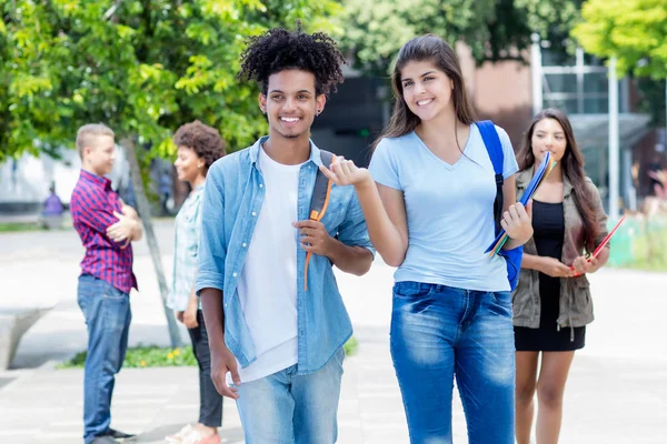 Walking American Young volwassen student en Latijnse hipster student — Stockfoto