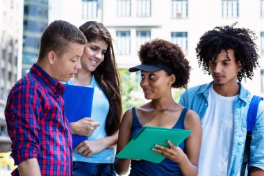 Diploma hakkında konuşan çok ırklı öğrenci grubu