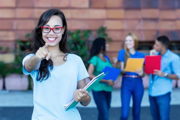 Śmiech nerdy niemiecki studentka z grupą studentów — Zdjęcie stockowe