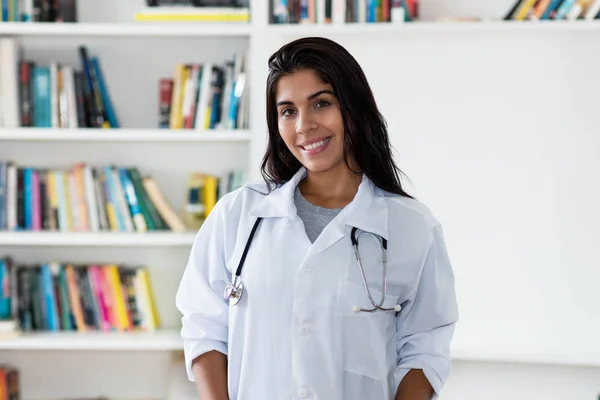 Ridendo latino americano medico femminile — Foto Stock
