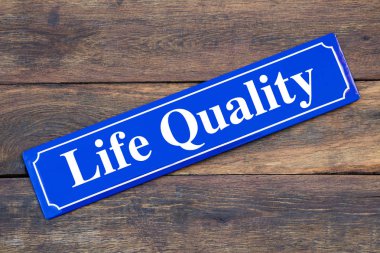Ahşap arka planda Life Quality sokak tabelası