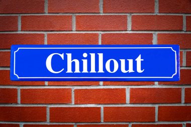 Tuğla duvarda Chillout sokak işareti