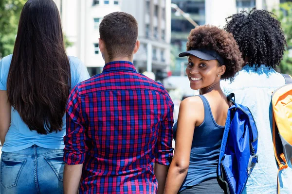 Riendo afroamericana estudiante femenina en la ciudad — Foto de Stock