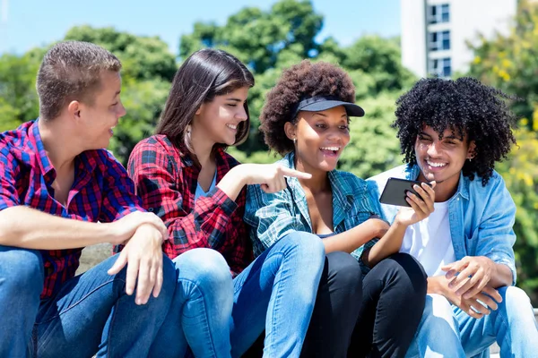 Rindo hispânico e afro-americano hipster jovem adulto peopl — Fotografia de Stock