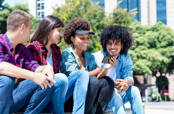 Feliz hispano y afroamericano hipster jóvenes adultos w — Foto de Stock