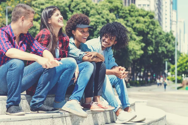 Hispanic and african american hipster young adults in the city — Stock Photo, Image