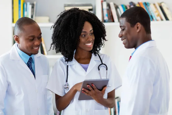 Équipe riante de médecins afro-américains — Photo