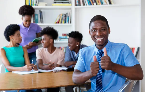 Śmiech African American nauczyciel z uczniami w szkole — Zdjęcie stockowe