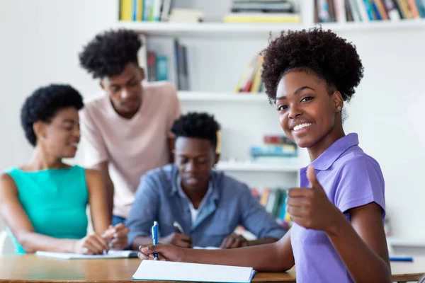 Éxito africano americano estudiante aprendizaje en el escritorio en s — Foto de Stock