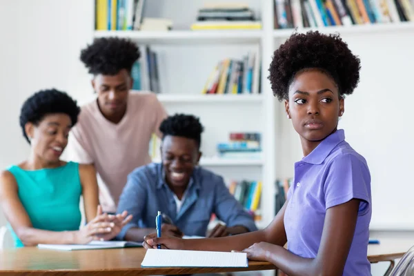 Étudiante afro-américaine apprenant au bureau à l'école — Photo