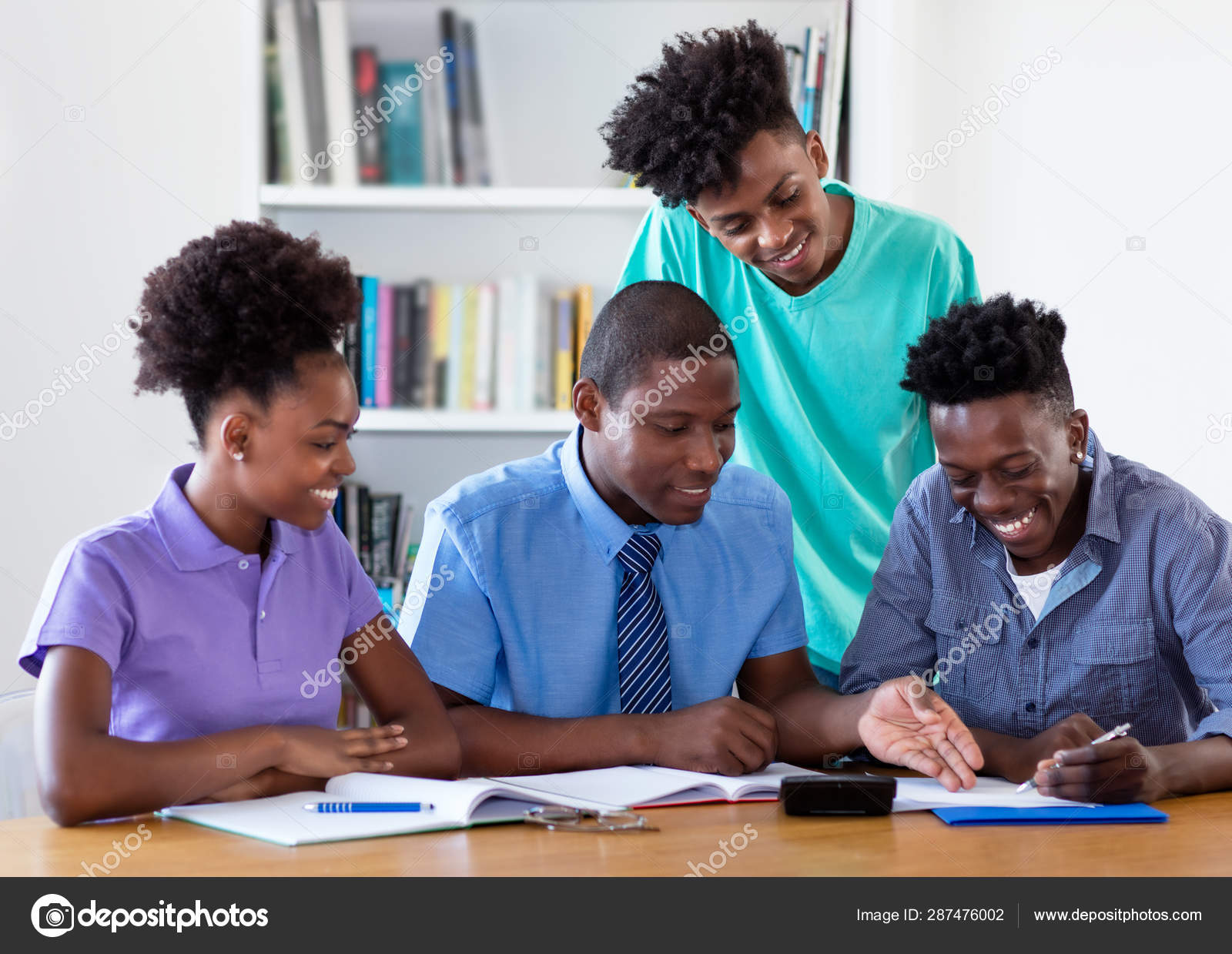 학생들과 함께 배우는 아프리카계 미국인 교사 — 스톡 사진 © kadettmann #287476002, image size:1600x1239