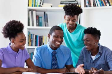 Afrikalı-Amerikalı profesör öğretim öğrencileri