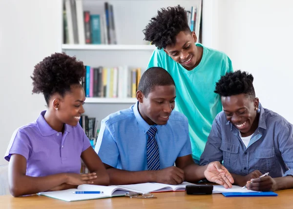 African American nauczyciel uczenia się z uczniami — Zdjęcie stockowe