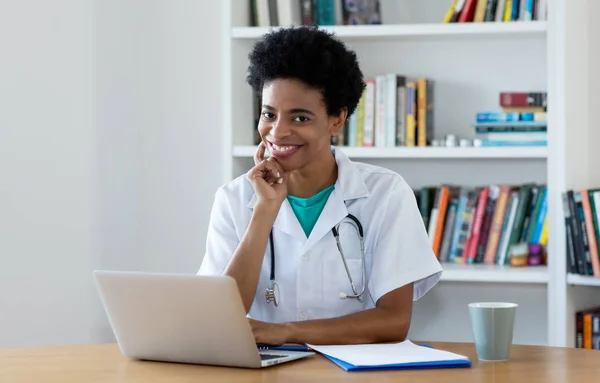 Афроамериканець зрілий жіночий лікар працює в офісі — стокове фото