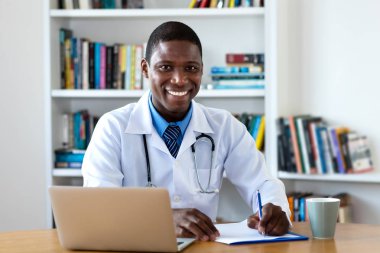 Gülen afrikalı amerikalı olgun erkek doktor