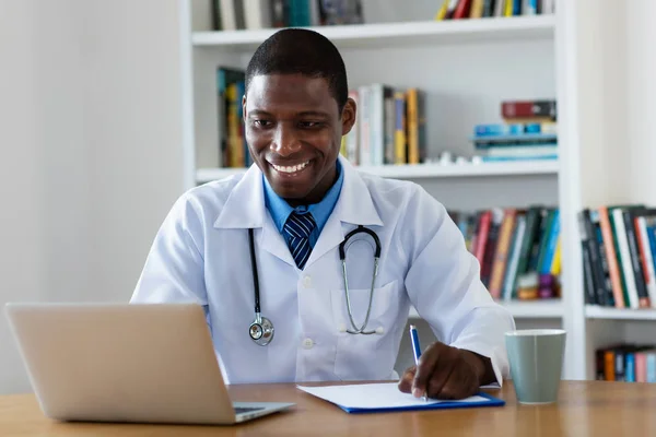 Сміється афро американський зрілий лікар загальної практики — стокове фото