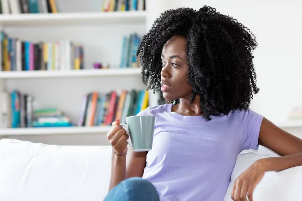 Femme afro-américaine au repos avec une tasse de café — Photo