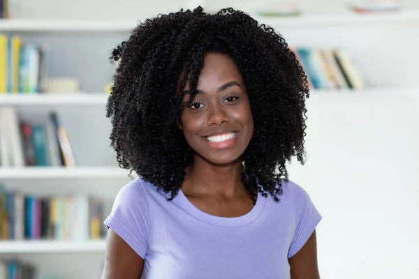 Schöne afrikanisch-amerikanische Frau schaut in die Kamera — Stockfoto
