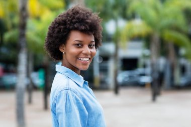 Yaz aylarında güzel Brezilyalı genç yetişkin kadın açık