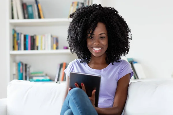 Laughing african american woman with tablet computer — Stock Photo, Image