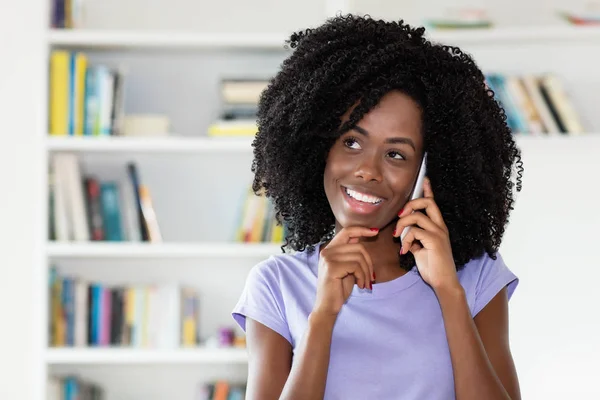 Mujer afroamericana hablando con línea directa de servicio al cliente —  Fotos de Stock