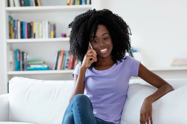 Africká americká žena mluvila s jinou ženskou v telefonu — Stock fotografie