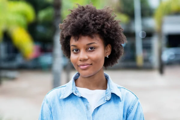 Lächelnde junge erwachsene Brasilianerin im Sommer draußen — Stockfoto