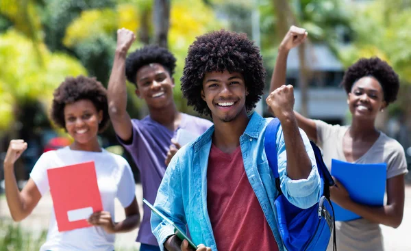 Animando estudante universitário afro-americano com grupo de afric — Fotografia de Stock