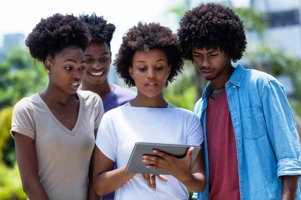 Dijital tablet ile film izlerken Afrikalı Amerikalı genç yetişkinler — Stok fotoğraf
