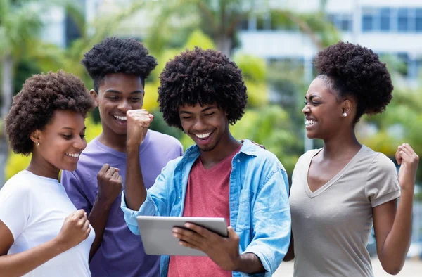 Grupo animador de estudiantes universitarios afroamericanos con digi —  Fotos de Stock