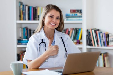 Genç kadın jinekolog iş başında