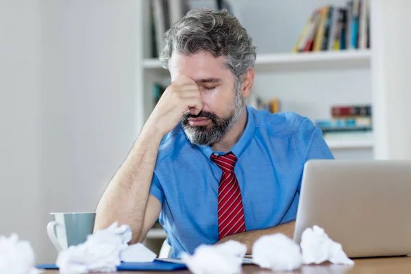 Volwassen zakenman met problemen — Stockfoto