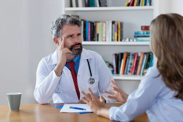 Male doctor listening to patient with problems — Stock Photo, Image