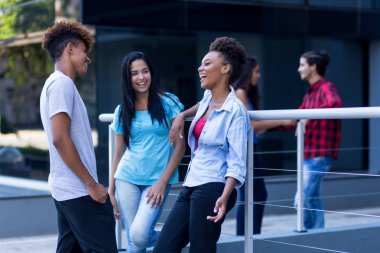 Rahatlatıcı latin ve İspanyol ve Afro-amerikan hipster genç bir