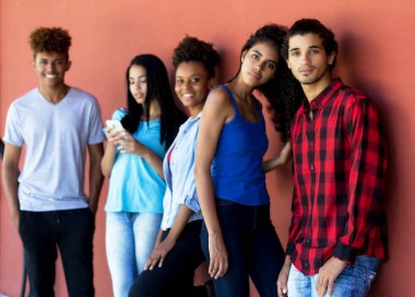 Çok ırklı hipster genç yetişkinler grubu