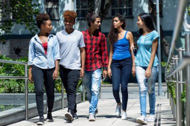 Latin ve İspanyol ve Afro-amerikan hipster genç bir grup