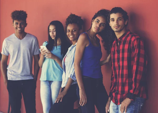 Mate mirar retrato de multi étnico hipster jóvenes adultos — Foto de Stock