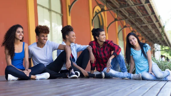 Entspannte Gruppe multiethnischer Hipster junger Erwachsener — Stockfoto