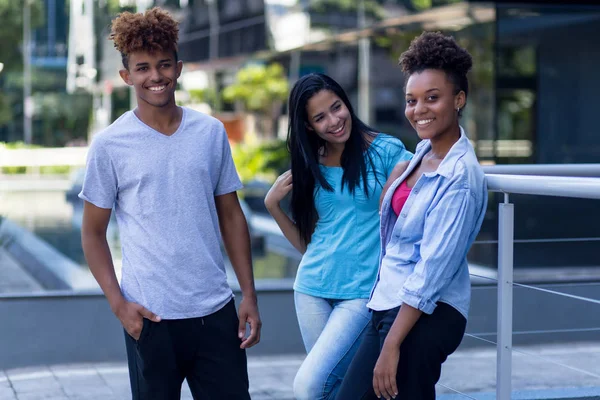 Unga Latin och spansktalande och afroamerikanska hipster människor — Stockfoto