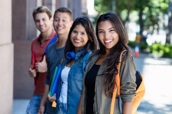 Mujer adulta joven latinoamericana con grupo de estudiantes en línea —  Fotos de Stock