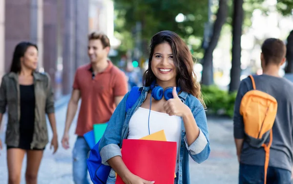 Bastante caucásica joven mujer adulta caminando en la ciudad con grupo de —  Fotos de Stock