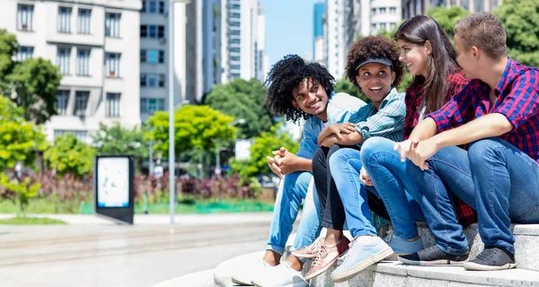 Şehirde konuşan hipster genç yetişkinler grubu — Stok fotoğraf