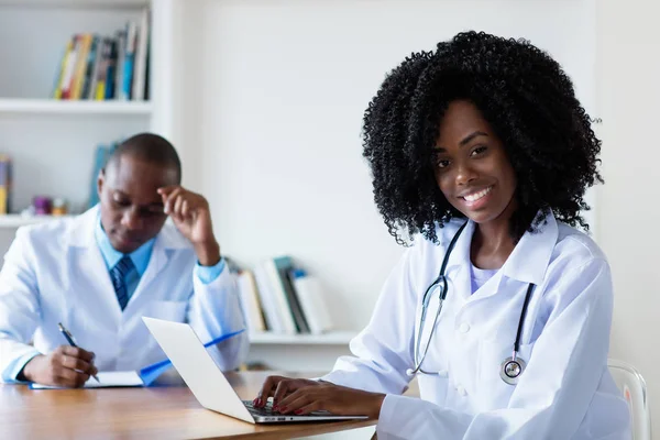 Bilgisayarla çalışan tıp öğrencisi