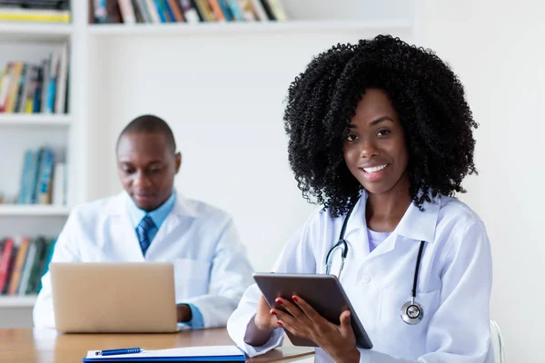 Belle étudiante en médecine avec médecin généraliste — Photo