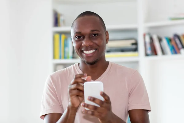 Africain américain chauve tête mature homme envoyant sms — Photo