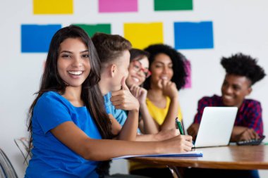 Öğrenci grubu ile güzel İspanyol kız öğrenci öğrenme