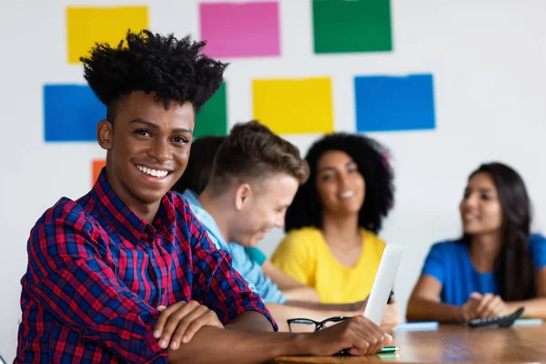 Laughhing african american male student with group of students — Stock Photo, Image