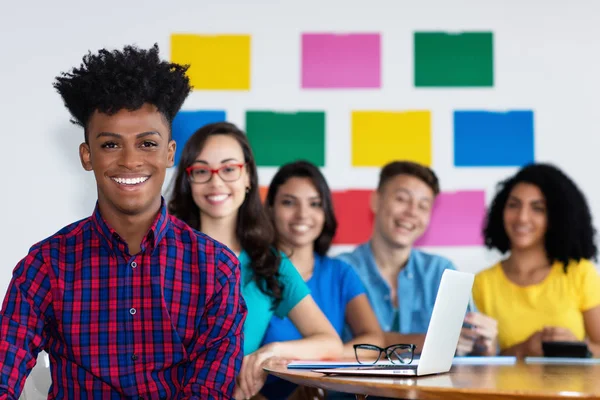 Estudiante afroamericano masculino con grupo de estudiantes internacionales —  Fotos de Stock