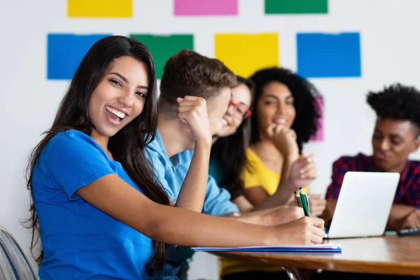 Torcendo hispânico estudante do sexo feminino aprendizagem com grupo de estudantes — Fotografia de Stock