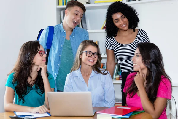 Profesora aprendiendo con el grupo o estudiantes multiétnicas — Foto de Stock